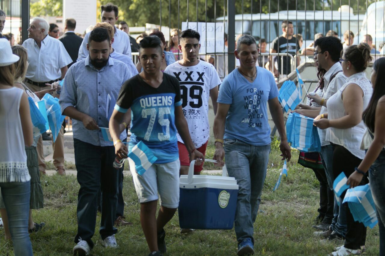 La gente llegó antes de las 19, la hora de la cita. traían consigo sus provisiones