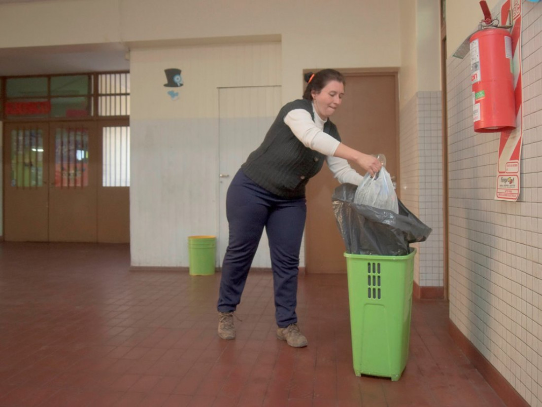 Celadores comenzaron a desinfectar las escuelas