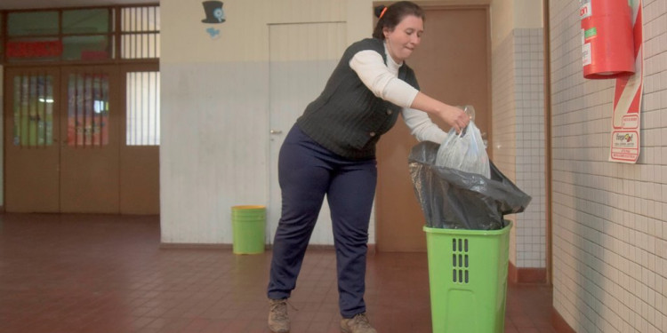 Celadores comenzaron a desinfectar las escuelas