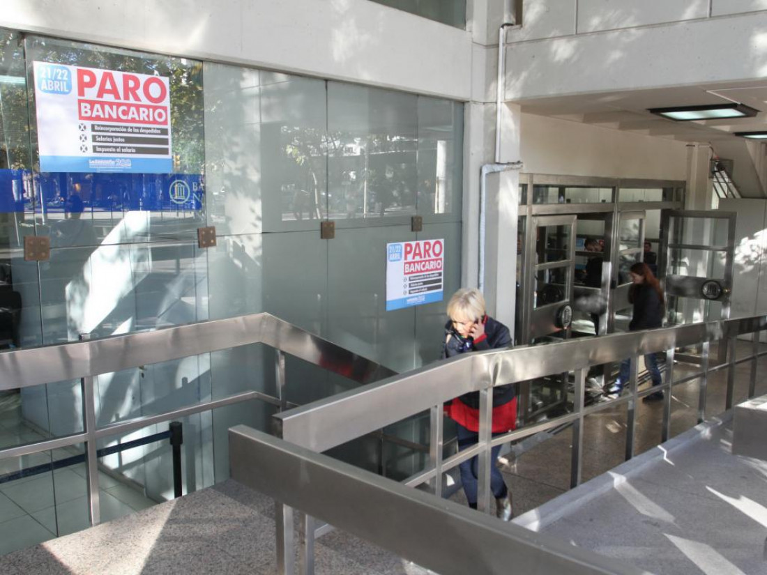 Trabajadores bancarios paran por 24 horas 