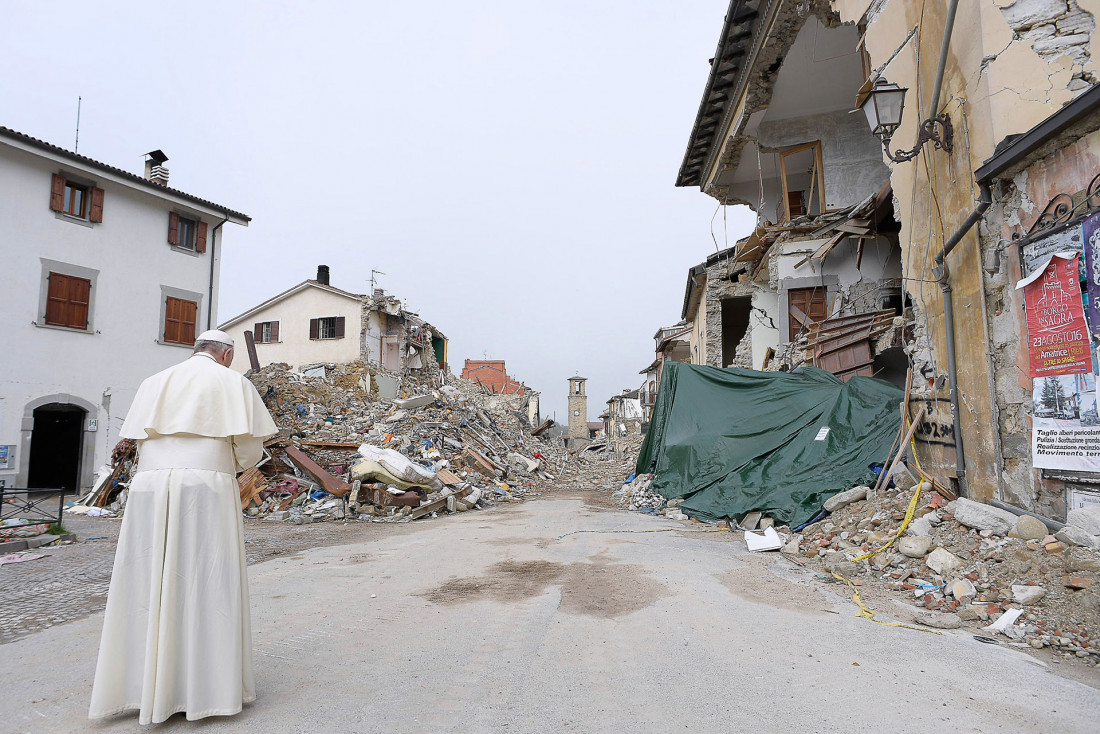 Francisco apoyó a los sobrevivientes del terremoto en Amatrice 