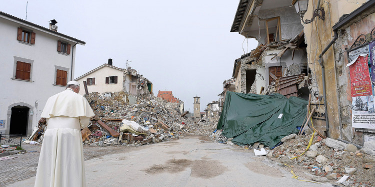 Francisco apoyó a los sobrevivientes del terremoto en Amatrice 