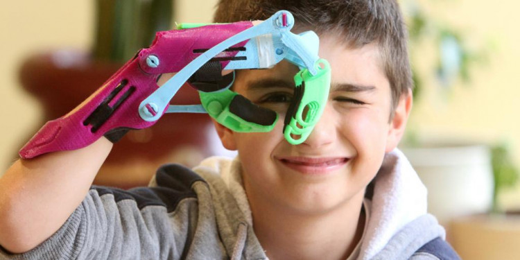 Estudiante de la UNCUYO imprimió una prótesis 3D para un niño sin mano