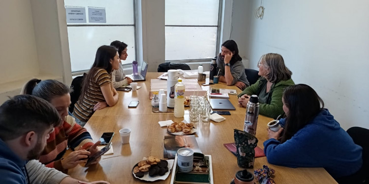 Conocemos la práctica social y educativa: "Memorias cordilleranas: patrimonios en Las Cuevas". Entrevistamos a Alejandra Gasco referente del proyecto y Ana Tobares estudiante de la carrera de arqueología e integrante del equipo 