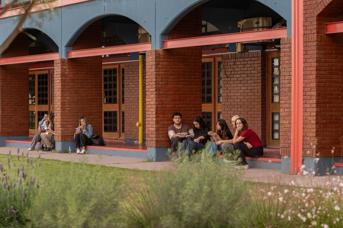 El trabajo y las tareas de cuidado reconfiguran la trayectoria académica en la universidad
