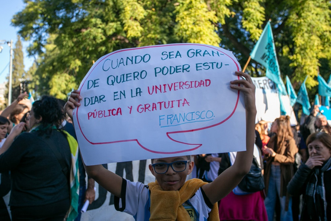 Una marcha multitudinaria en defensa de la educación pública