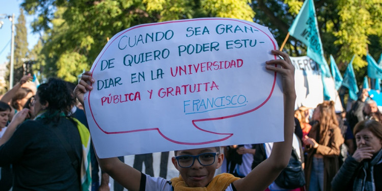 Una marcha multitudinaria en defensa de la educación pública