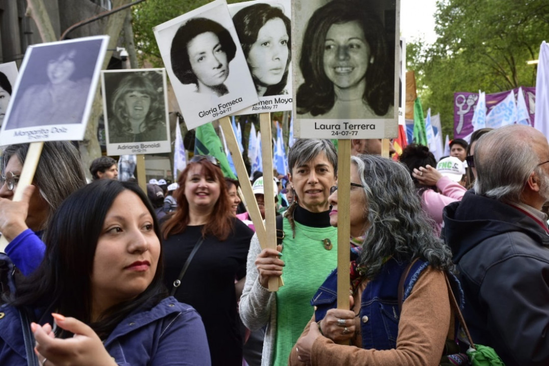 Las pancartas de desaparecidas en dictadura grafican en marchas feministas la continuidad de las luchas
