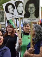 Las pancartas de desaparecidas en dictadura grafican en marchas feministas la continuidad de las luchas