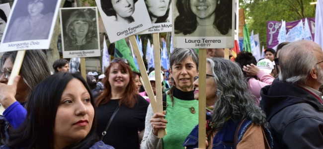 Las pancartas de desaparecidas en dictadura grafican en marchas feministas la continuidad de las luchas