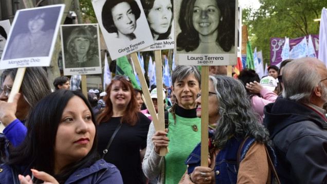 imagen Las pancartas de desaparecidas en dictadura grafican en marchas feministas la continuidad de las luchas