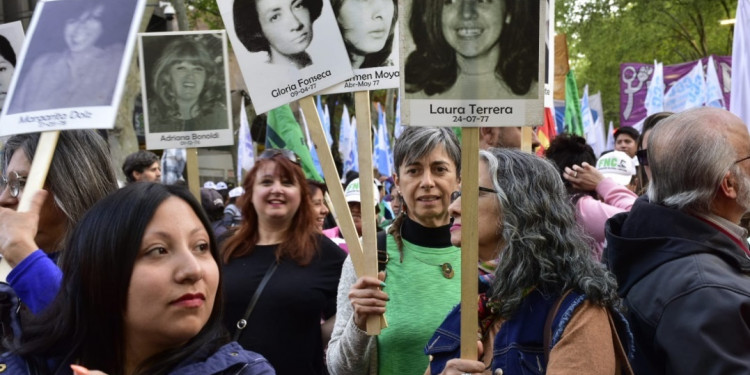 Las pancartas de desaparecidas en dictadura grafican en marchas feministas la continuidad de las luchas