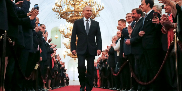 Vladimir Putin, otra vez al poder en medio de una Rusia revuelta