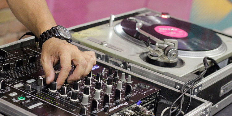Música electrónica y café para festejar el Día del Amigo