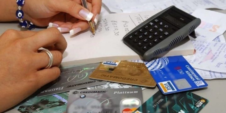 Crece el endeudamiento y alertan por el mal uso de tarjetas