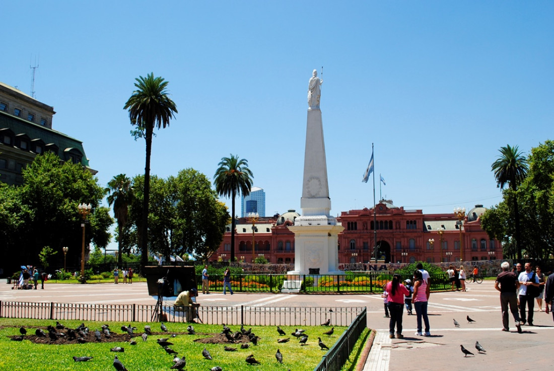 Taparon con monolitos los pañuelos pintados en Plaza de Mayo