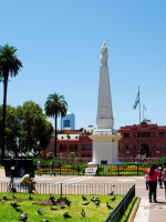 Taparon con monolitos los pañuelos pintados en Plaza de Mayo