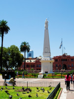 Taparon con monolitos los pañuelos pintados en Plaza de Mayo