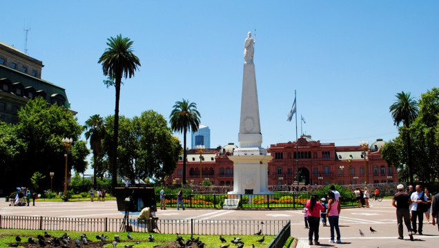 imagen Taparon con monolitos los pañuelos pintados en Plaza de Mayo