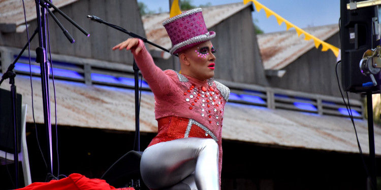 "Reinas", una obra homenaje al arte drag y el transformismo