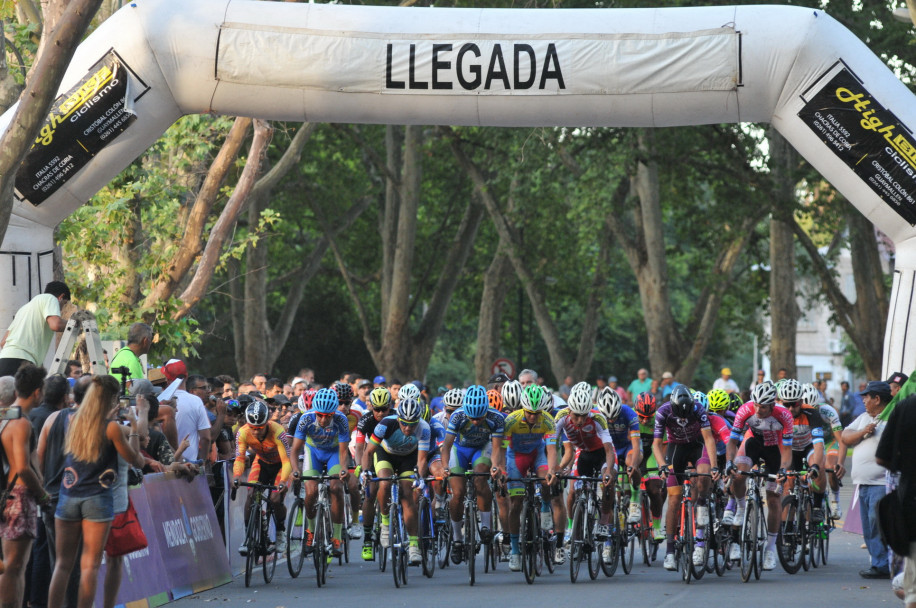 imagen El inicio de la Vuelta Ciclística de Mendoza en 20 imágenes