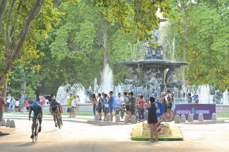 imagen El inicio de la Vuelta Ciclística de Mendoza en 20 imágenes