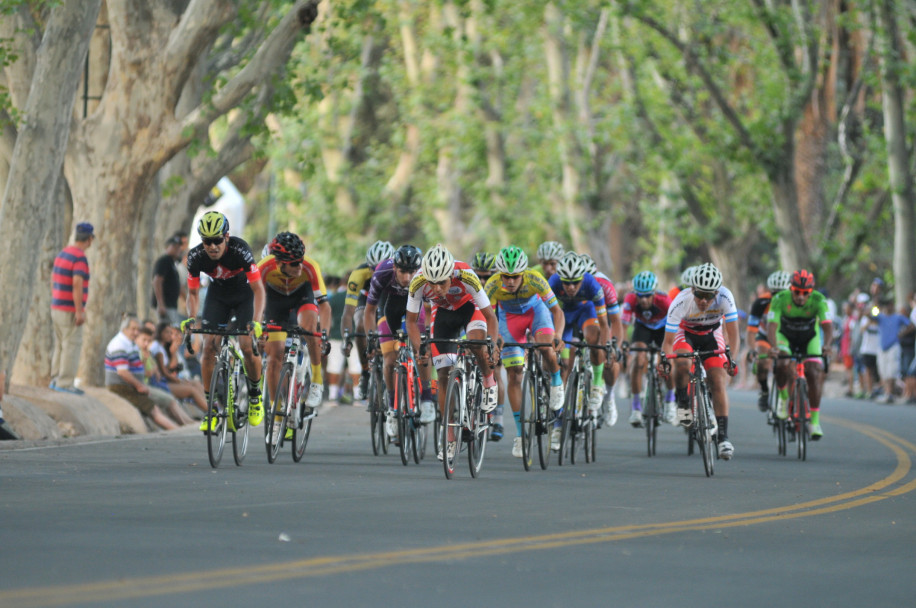 imagen El inicio de la Vuelta Ciclística de Mendoza en 20 imágenes