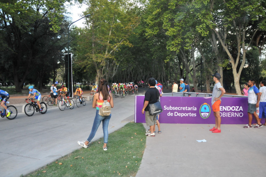 imagen El inicio de la Vuelta Ciclística de Mendoza en 20 imágenes