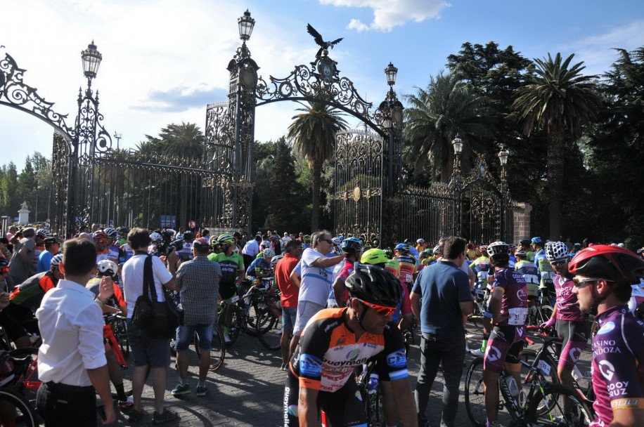 imagen El inicio de la Vuelta Ciclística de Mendoza en 20 imágenes