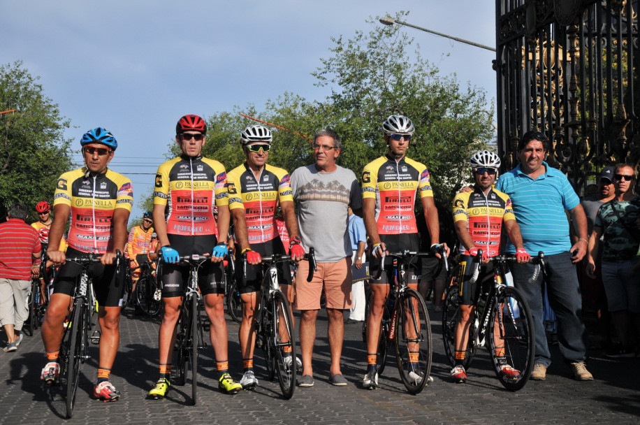 imagen El inicio de la Vuelta Ciclística de Mendoza en 20 imágenes