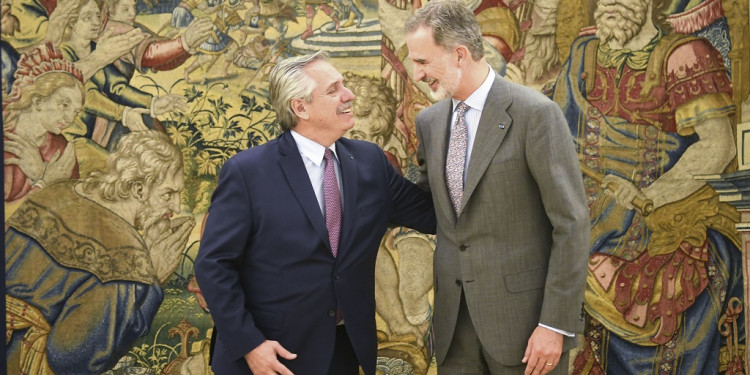"Debate" a cielo abierto: desde España, Alberto se metió en la interna del FdT y le contestó a Cristina