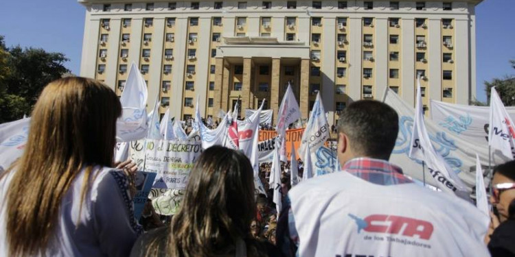 Los maestros llevaron el reclamo a la Casa de Gobierno 