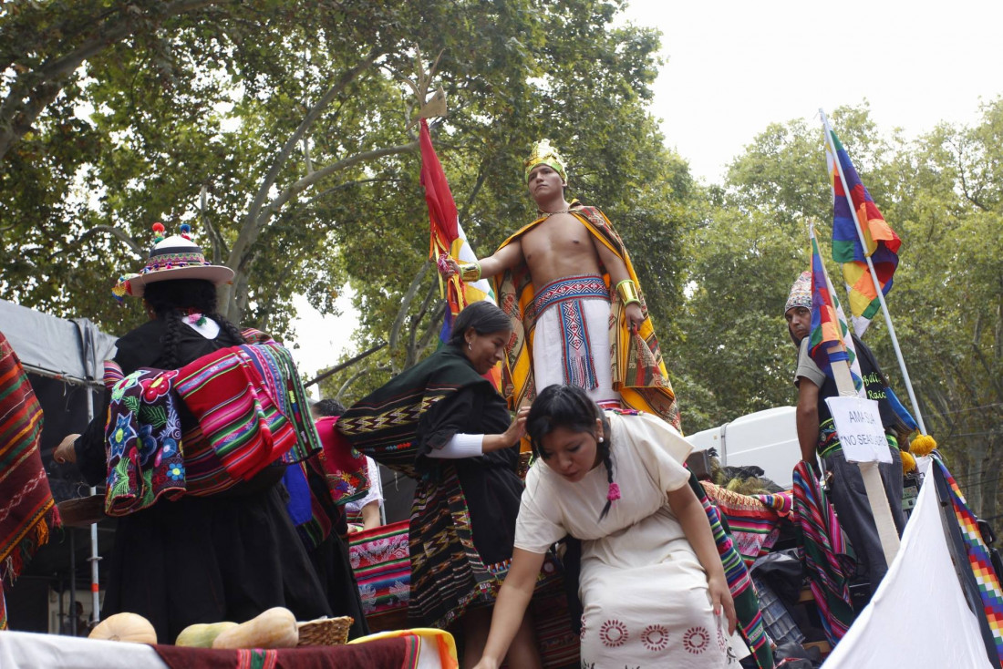 Turistas y tradiciones en un colorido Carrusel 