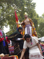 Turistas y tradiciones en un colorido Carrusel 