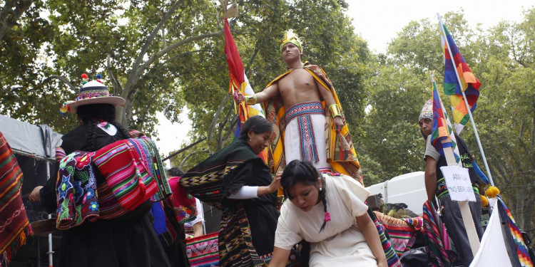 Turistas y tradiciones en un colorido Carrusel 