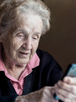 La vida cotidiana pasa por una pantalla y profundiza la exclusión de las personas mayores
