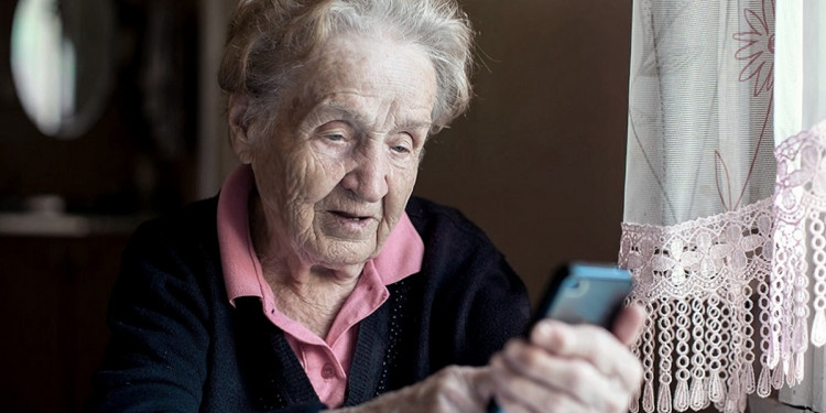 La vida cotidiana pasa por una pantalla y profundiza la exclusión de las personas mayores