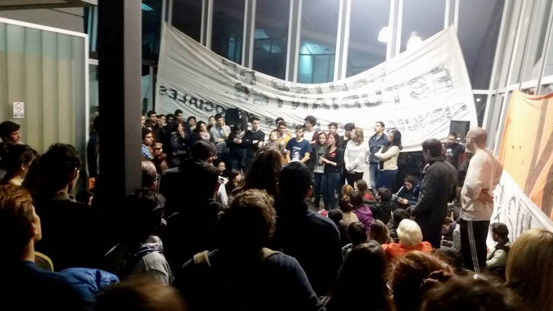 Manifestación de estudiantes de la UNCUYO en el edificio del Rectorado