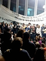 Manifestación de estudiantes de la UNCUYO en el edificio del Rectorado