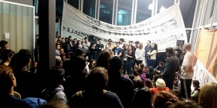 Manifestación de estudiantes de la UNCUYO en el edificio del Rectorado