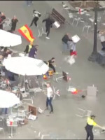 Pelea de barras a sillazo limpio en el centro de Barcelona