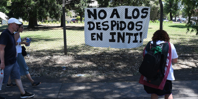 Trabajadores del INTI en alerta por despidos