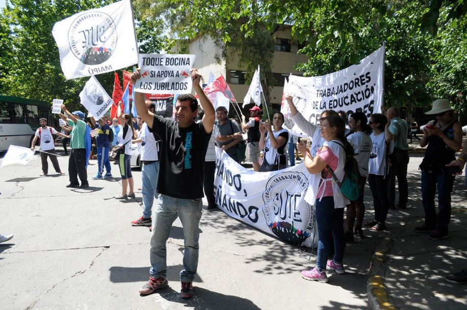 imagen Fotogalería: jornada de marchas en Mendoza contra la reforma