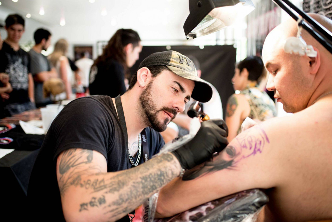Hace tatuajes para tapar marcas de violencia de género