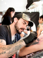Hace tatuajes para tapar marcas de violencia de género