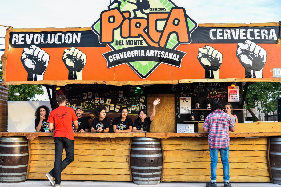 imagen locales de la fiesta de la cerveza recibieron a la gente con muchas opciones