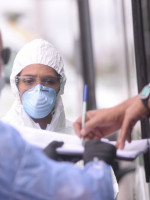 Primera línea contra la pandemia: los profesionales de la salud piden ser cuidados