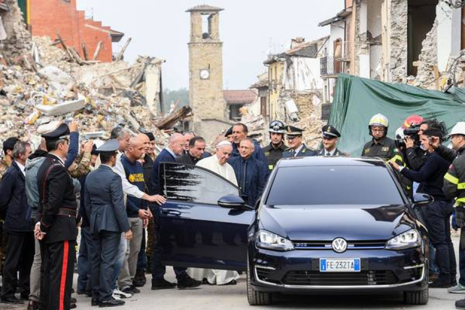 imagen Francisco apoyó a los sobrevivientes del terremoto en Amatrice 