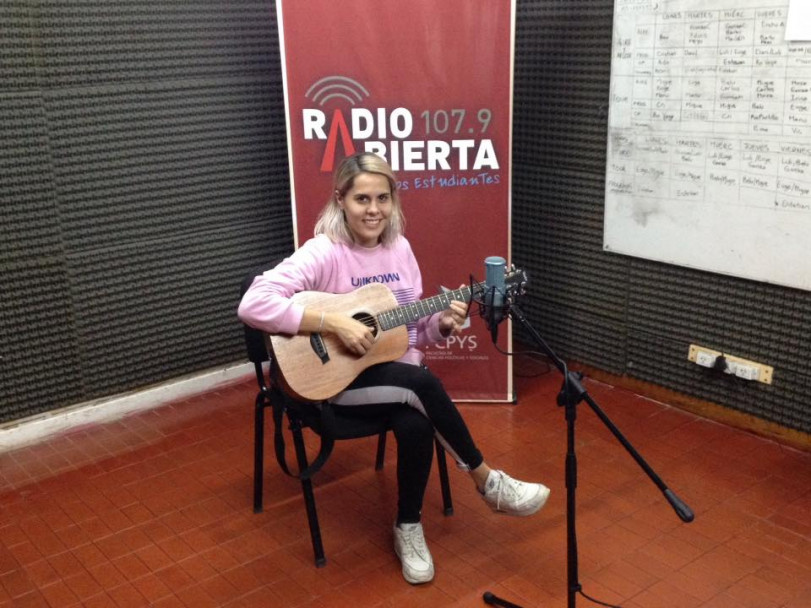 imagen Lucía Tacchetti, en el estudio de Radio Abierta