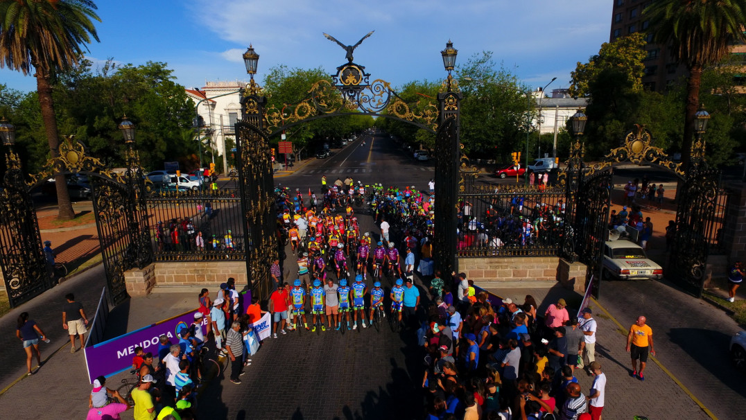 imagen El inicio de la Vuelta Ciclística de Mendoza en 20 imágenes